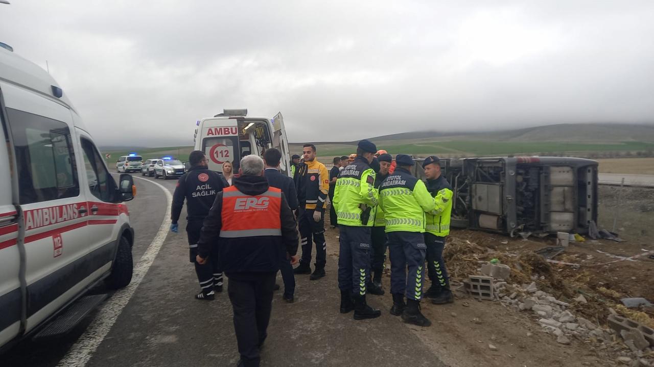 Aksaray'da otobüs devrildi: 20 yaralı!