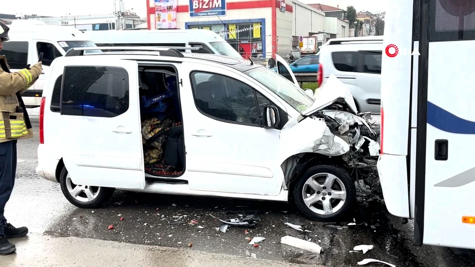 Maltepe D-100 Karayolu'nda kaza: Servise çarpan sürücü sıkıştı