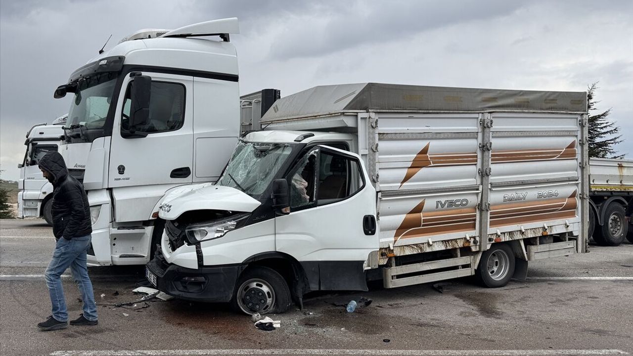 Nevşehir'de kamyonetle tırın çarpıştığı trafik kazasında 2 yaralı
