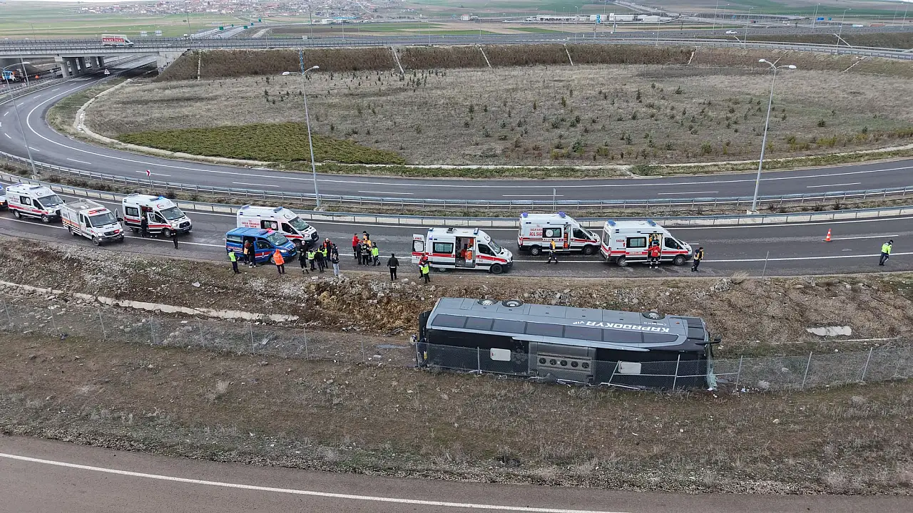 Otoyol girişinde otobüs kazası: 23 yaralı