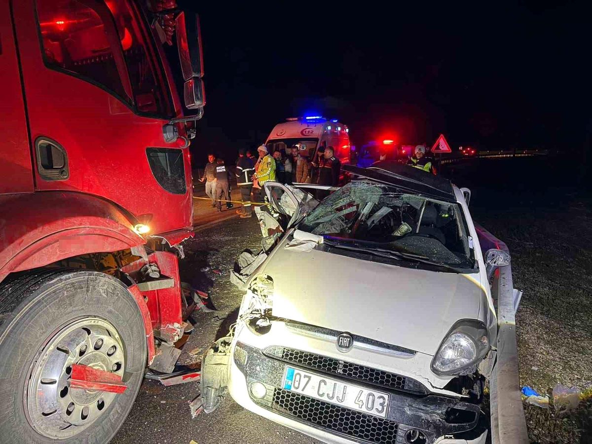 Antalya'da Trafik Kazası: Anne Hayatını Kaybetti