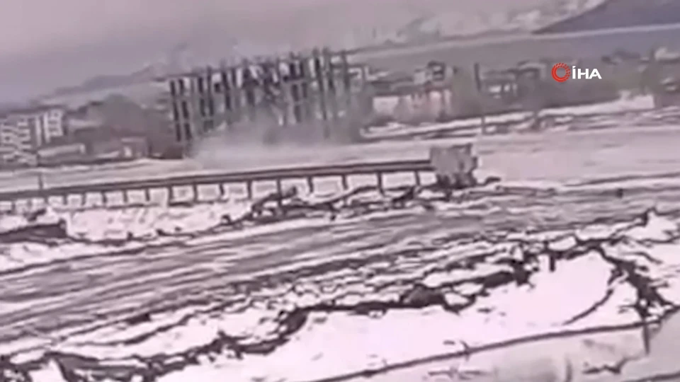 Bitlis Tatvan'da Trafik Kazası: Takla Atan Otomobil Kamerada