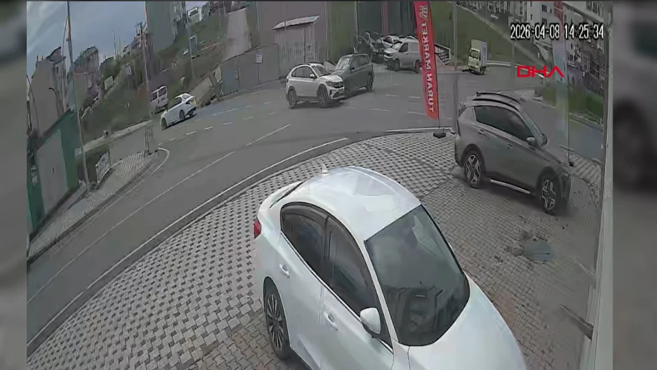 Çayırova'da trafik kazası kamerada: İki cip çarpıştı, 7 yaralı