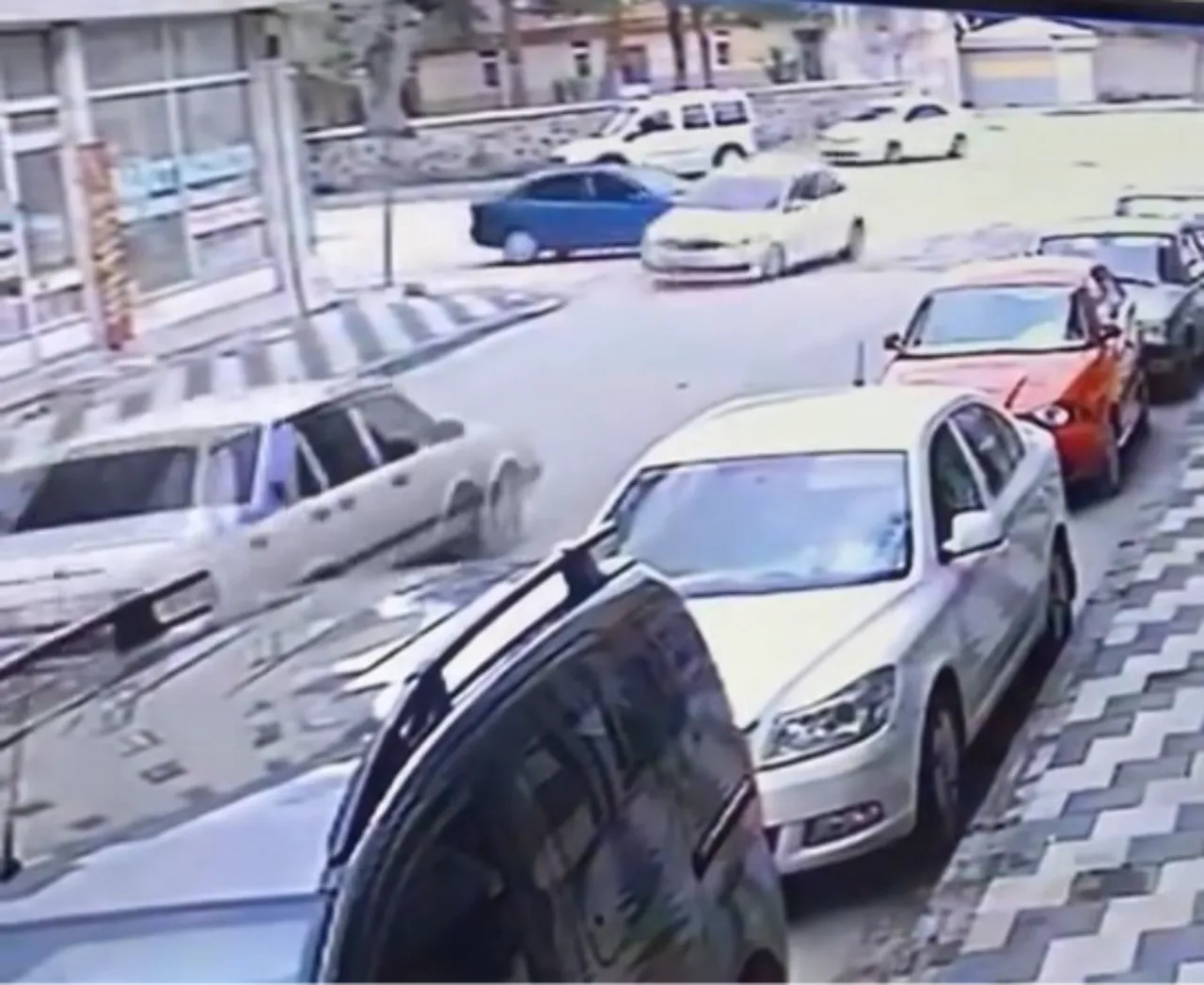 Elazığ'daki trafik kazası ucuz atlatıldı! Çarpışma anı güvenlik kamerasında Video Haberi