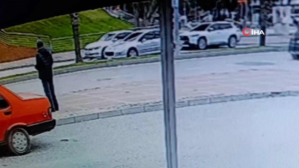 Manavgat'ta yola fırlayan çocuğa araç çarptı: kaza anı kamerada