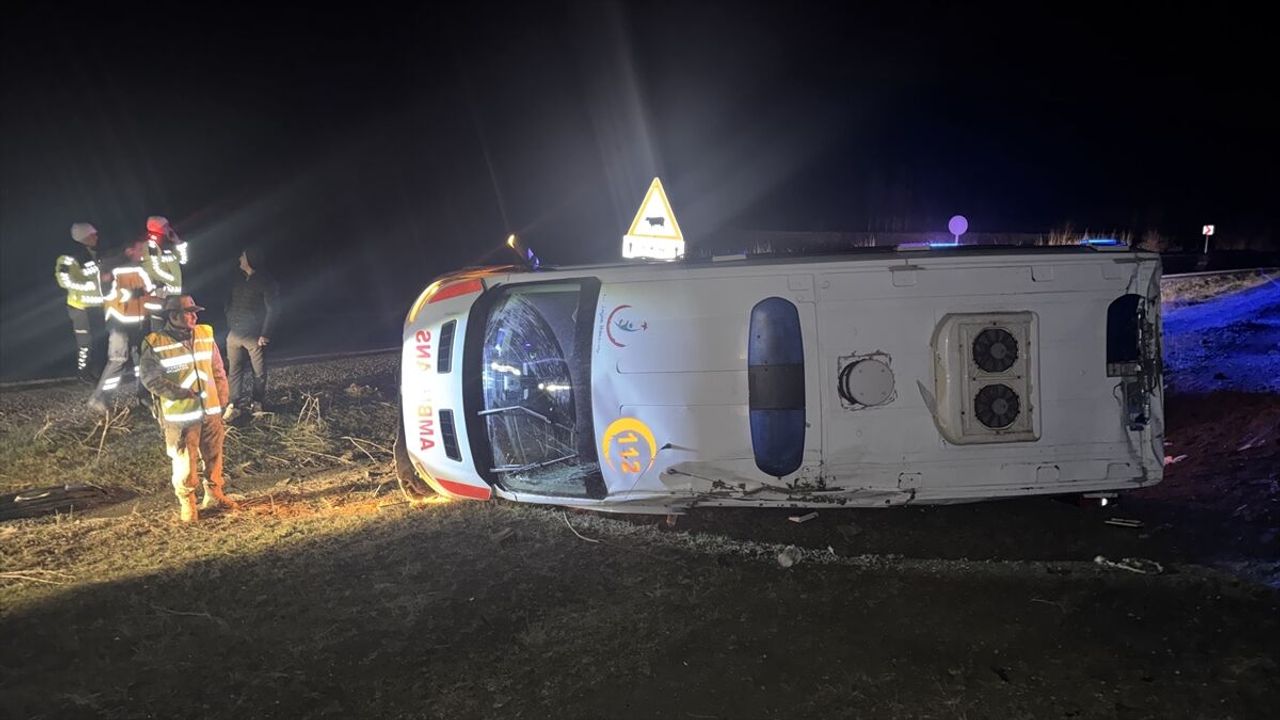 Muş'ta ambulansın devrildiği trafik kazasında 1'i ağır 5 yaralı
