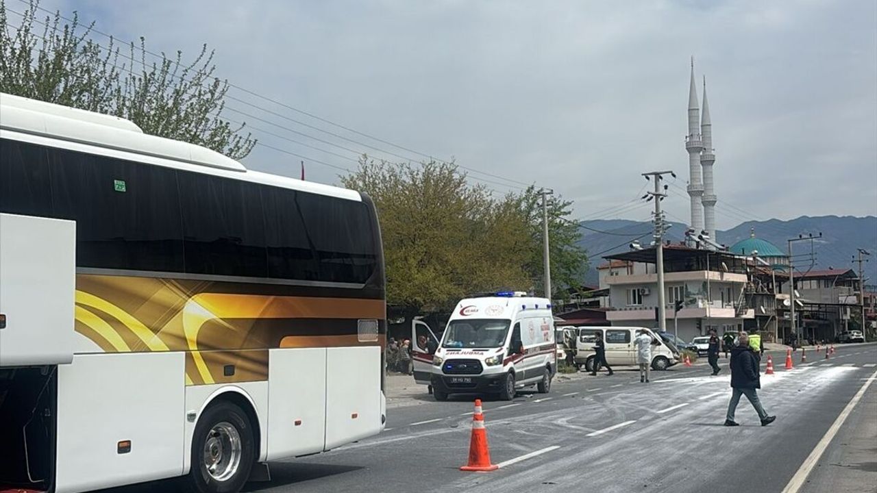 SON DAKİKA: Aydın'da feci trafik kazasında minibüsle otobüs çarpıştı, 1 ölü 3 yaralı