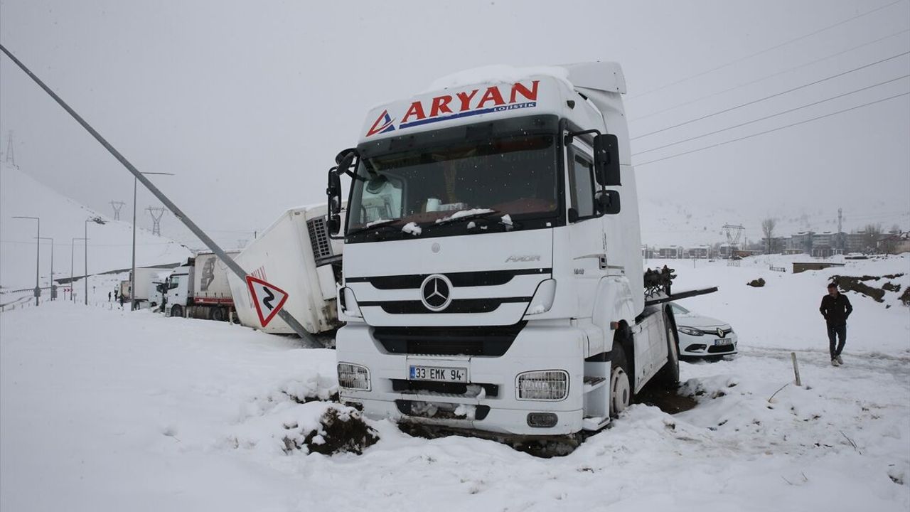Bitlis'te zincirleme trafik kazası: 6 araçta 7 yaralı