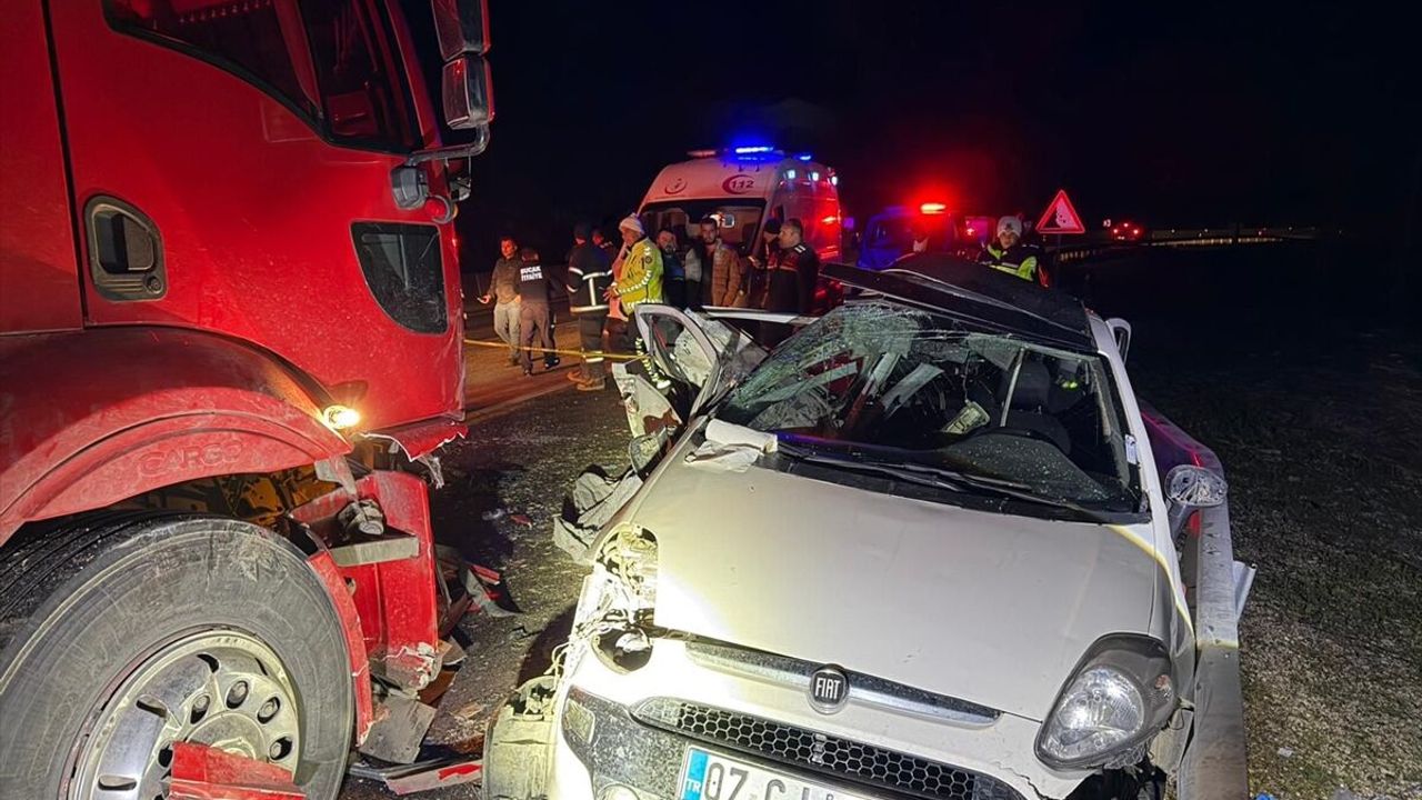 Burdur Ağlasun trafik kazası: Arabayla kamyonun çarpıştığı kazada 1 ölü, 4 yaralı