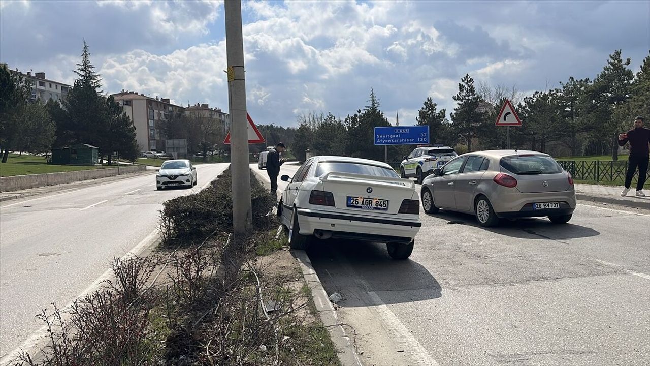 Eskişehir'de arabanın refüje çarptığı trafik kazasında 1 yaralı