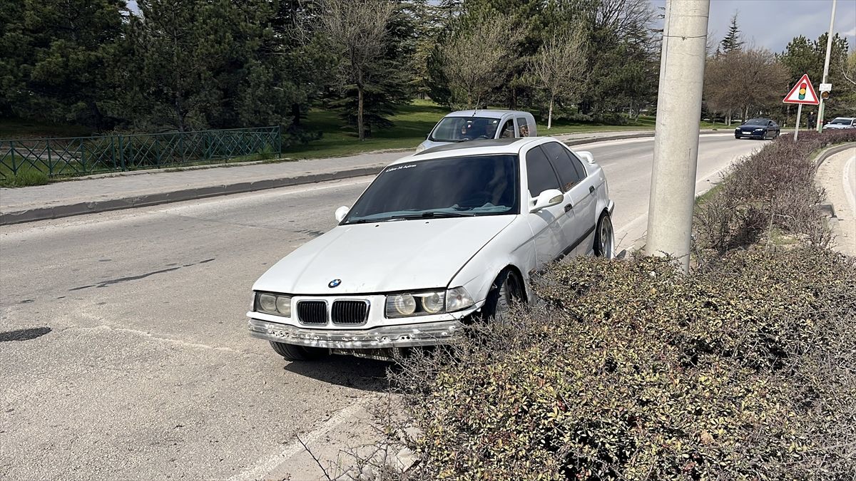 Eskişehir'de Trafik Kazası: Sürücü Yaralandı