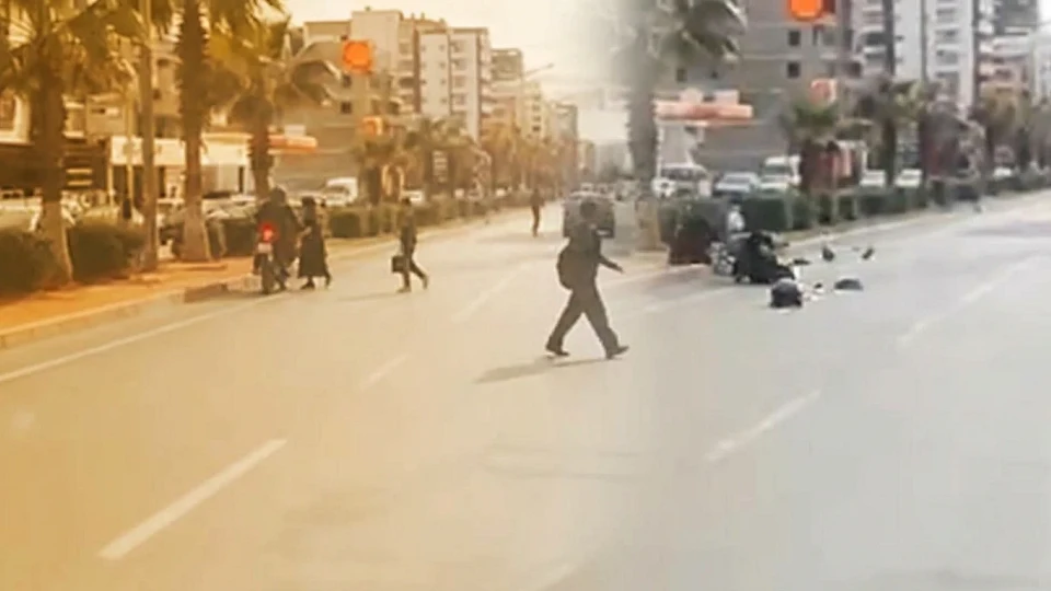 Mersin'deki motosiklet kazası araç kamerasına saniye saniye yansıdı | MERSİN HABERLERİ