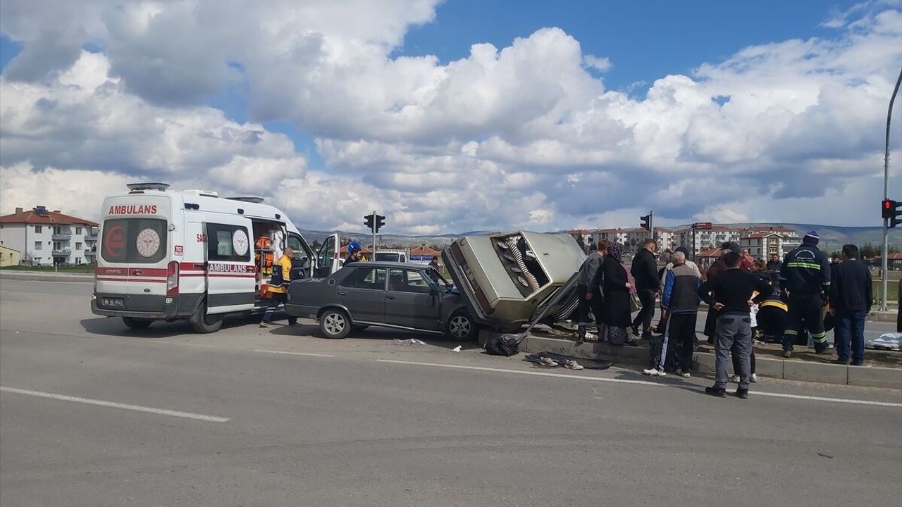 Ankara Çubuk'ta iki arabanın çarpıştığı trafik kazasında 3 yaralı
