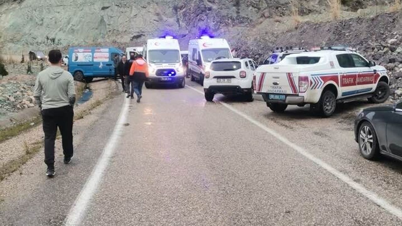 Artvin Ardanuç yolunda korkutan kaza: Tünel yakınında 2 kişi yaralandı