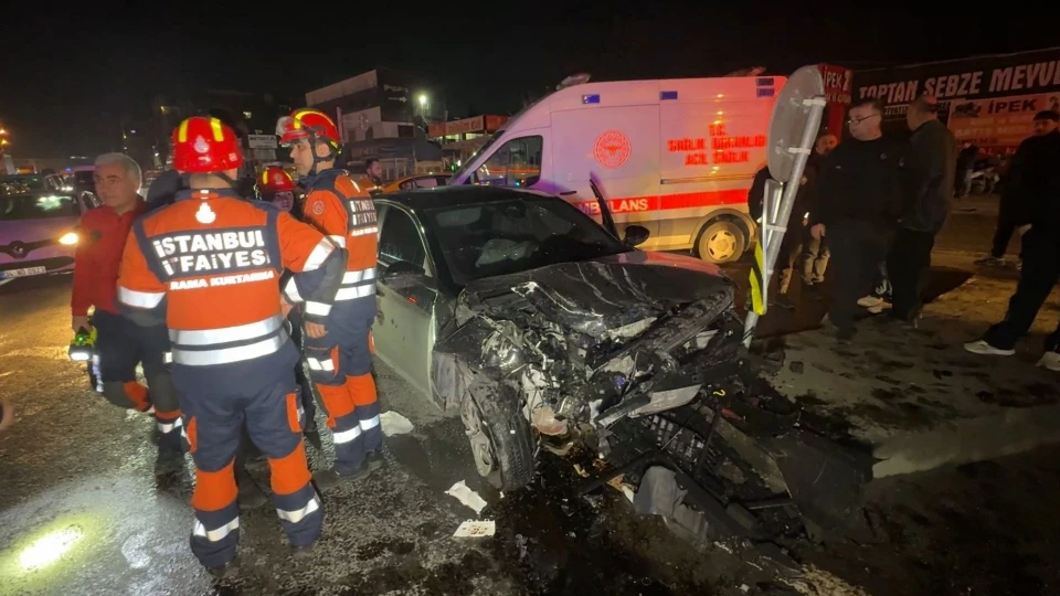 Avcılar'da korkunç kaza! Seyir halindeki iki otomobil kafa kafaya çarpıştı: 4 yaralı | YEREL HABERLER