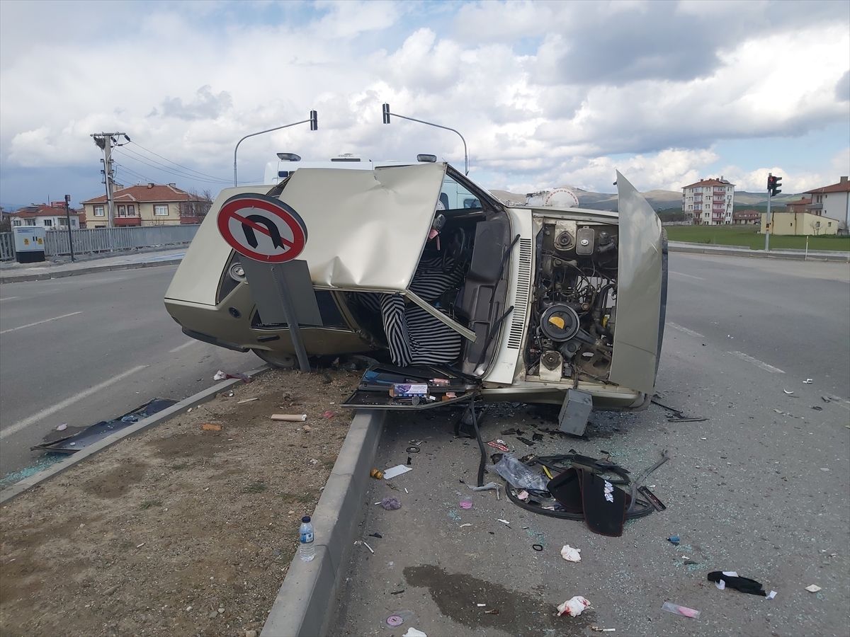 Çubuk'ta Trafik Kazası: 3 Yaralı