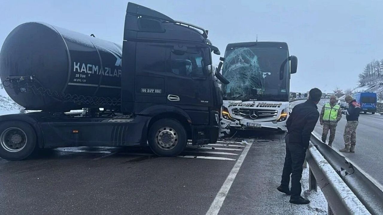 Erzurum’da zincirleme kaza: 5 yolcu yaralandı