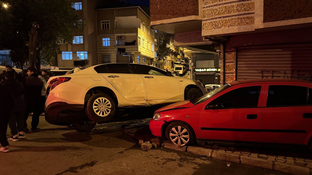 Esenler'de taksinin iki araca çarptığı trafik kazasında maddi hasar meydana geldi