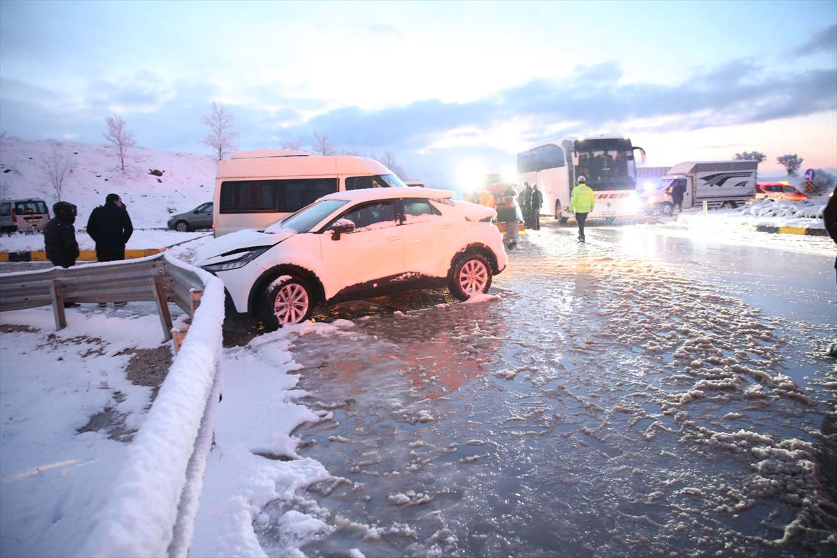 Kastamonu’da 10 aracın karıştığı trafik kazasında 6 kişi yaralandı
