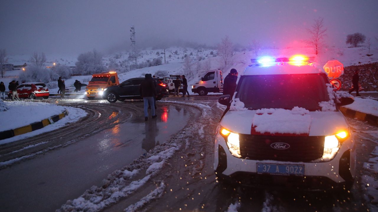 Kastamonu'da zincirleme trafik kazası: 10 araçta 6 yaralı