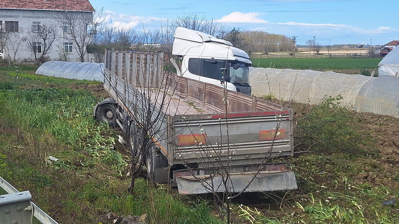 Samsun trafik kazasında tarlaya giren tırda 1 yaralı