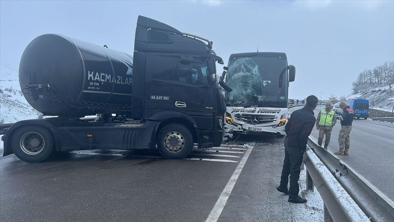 SON DAKİKA: Erzurum'daki feci trafik kazasında 1'i çocuk 2 ölü, 9 yaralı