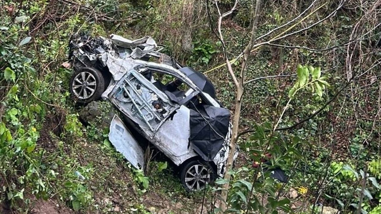 SON DAKİKA: Ordu'da arabanın yamaçtan yuvarlandığı trafik kazasında 2 ölü, 1 ağır yaralı