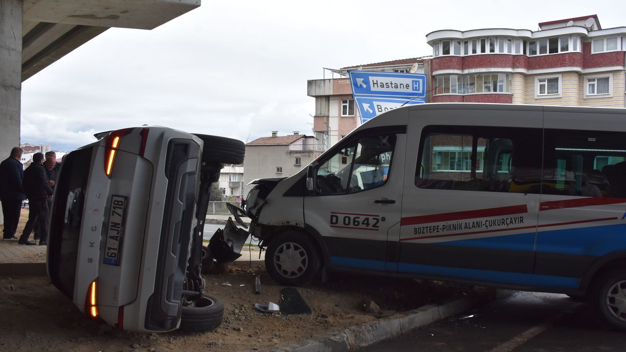 Trabzon'da minibüsle SUV tipi aracın çarpıştığı trafik kazasında 4 yaralı