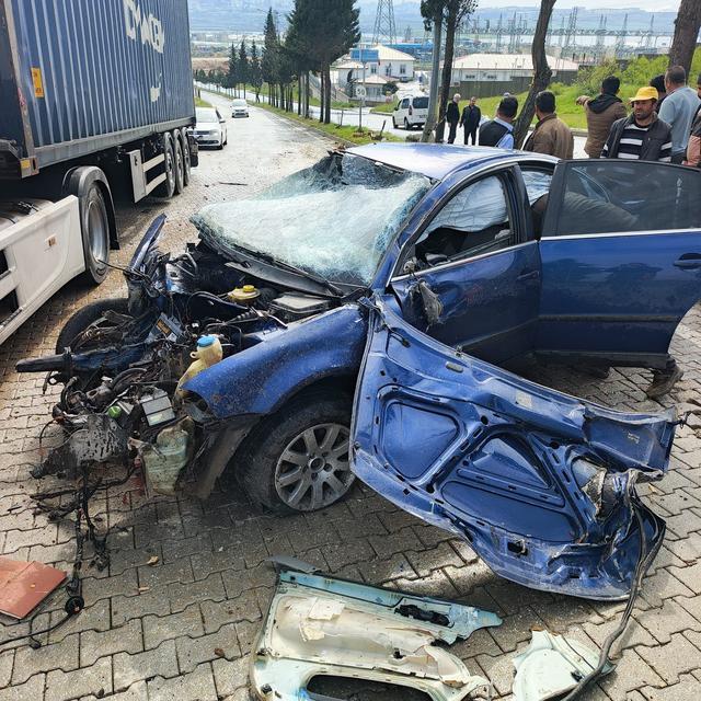 Trafik kazasında otomobil hurdaya döndü