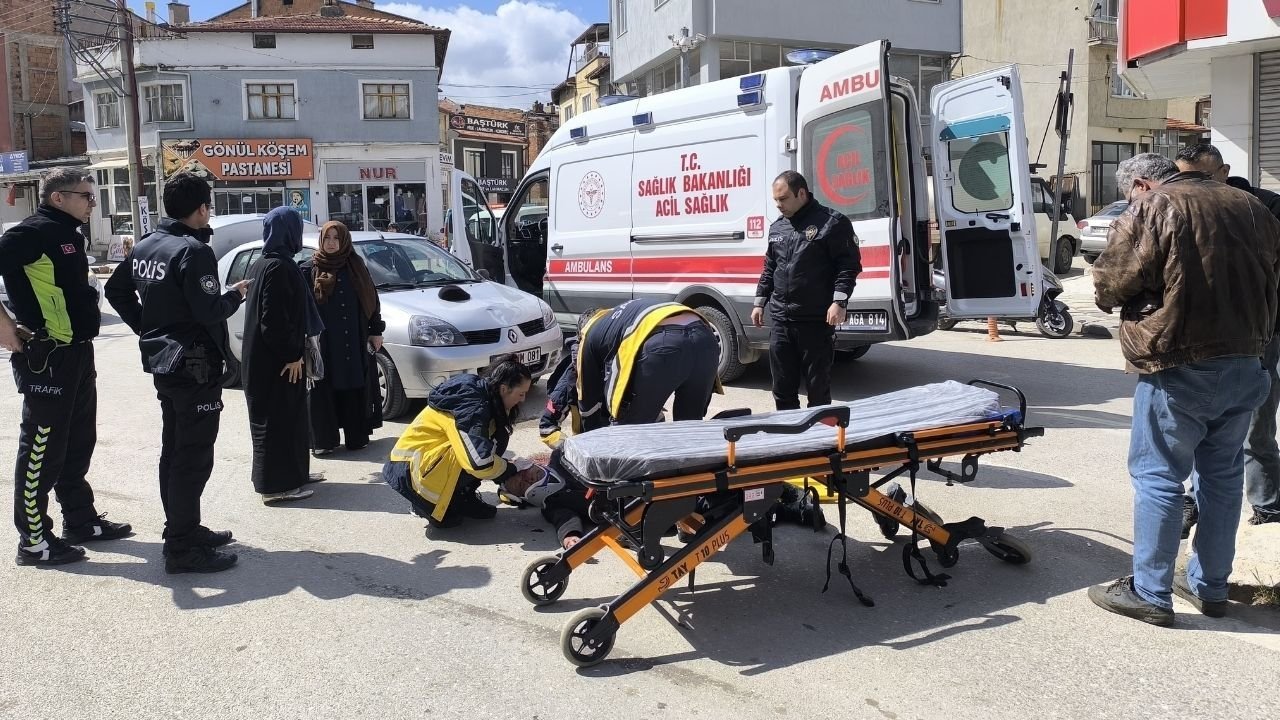 Afyon’da Trafik Kazası: Karşıdan Karşıya Geçen Yayaya Otomobil Çarptı