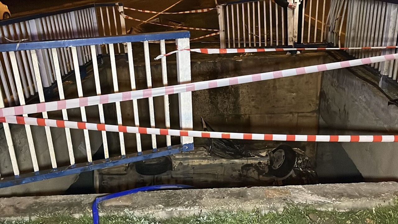 Eskişehir trafik kazası: Kanala düşen arabada 2 yaralı