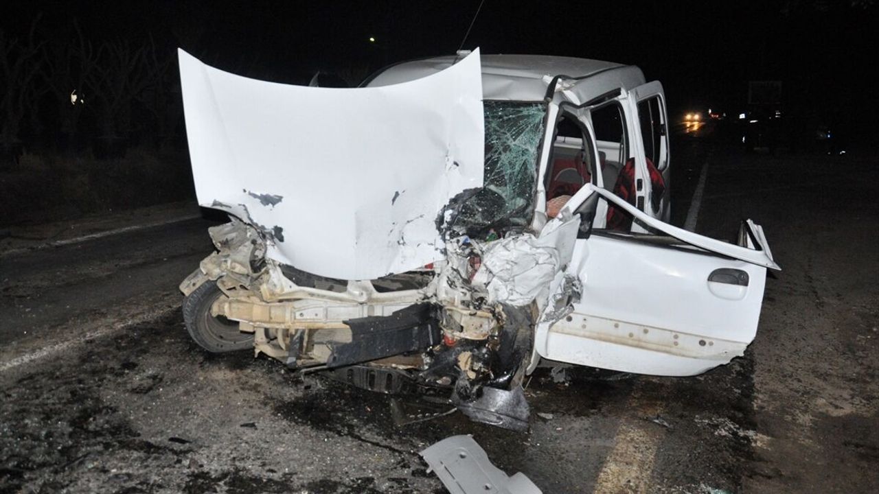 İzmir Ödemiş trafik kazası: 3 araç çarpıştı, 1’i ağır 4 kişi yaralandı