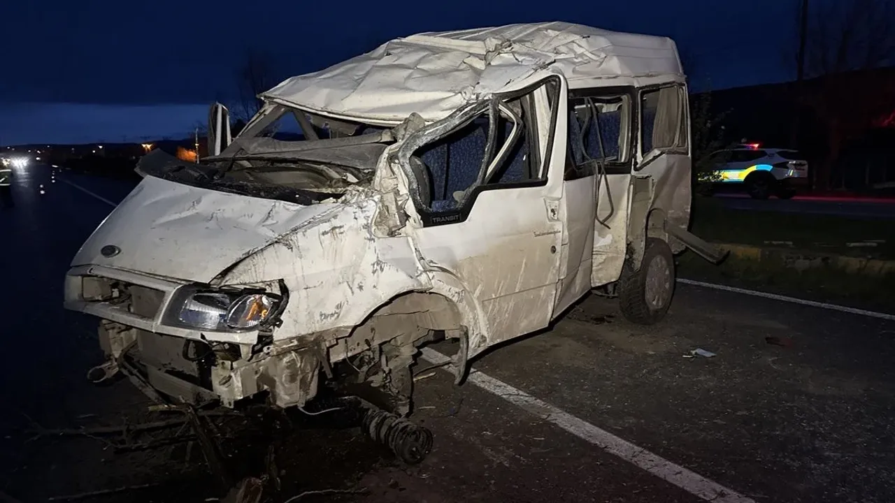 Kastamonu’da Korkutan Kaza: Minibüs ile Otomobil Çarpıştı