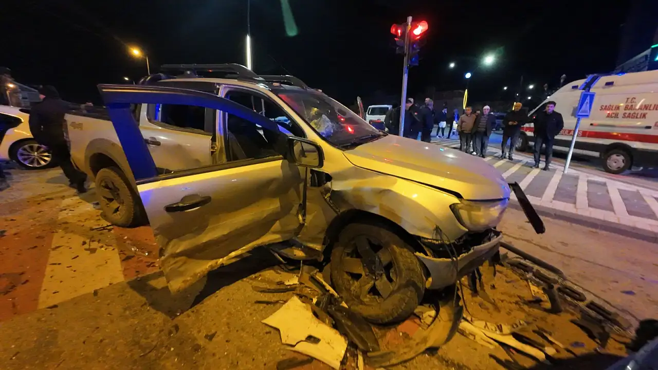 Konya'ya komşu ilde feci kaza! Ortalık savaş alanına döndü: 6 yaralı
