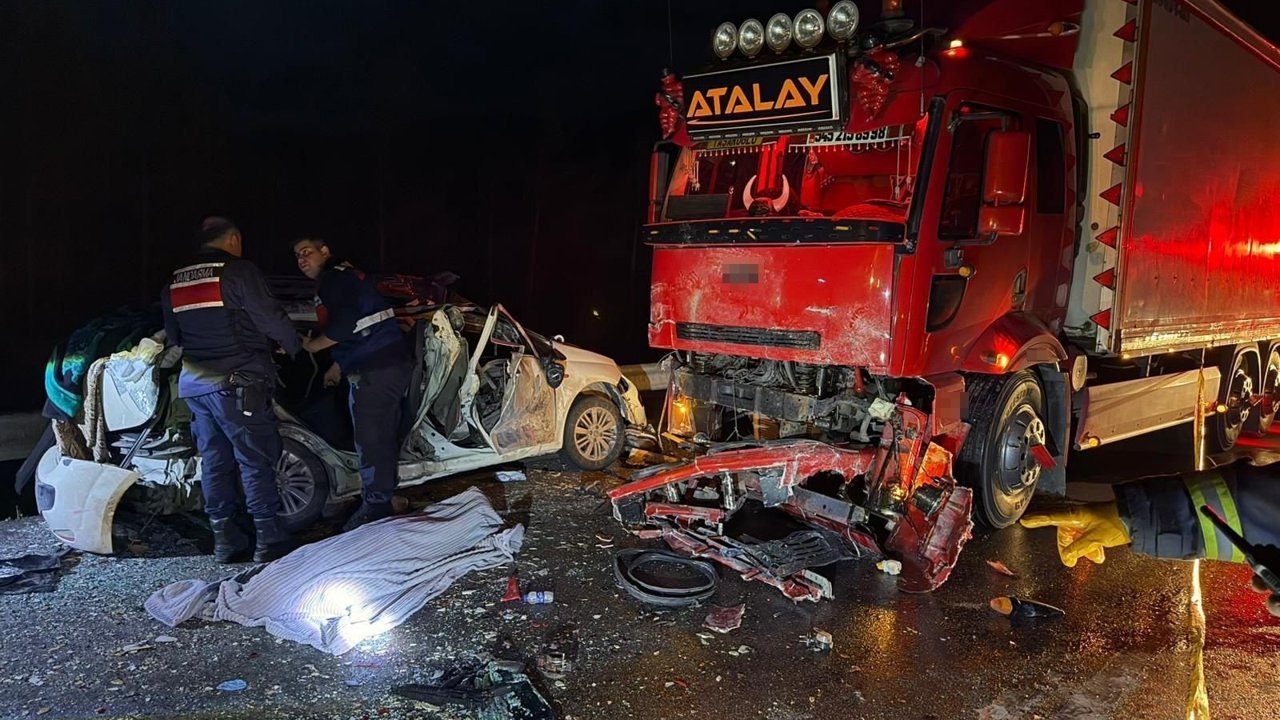 Trafik kazasında çocuklarının üzerine kapandı: Onlar kurtuldu, anne can verdi!
