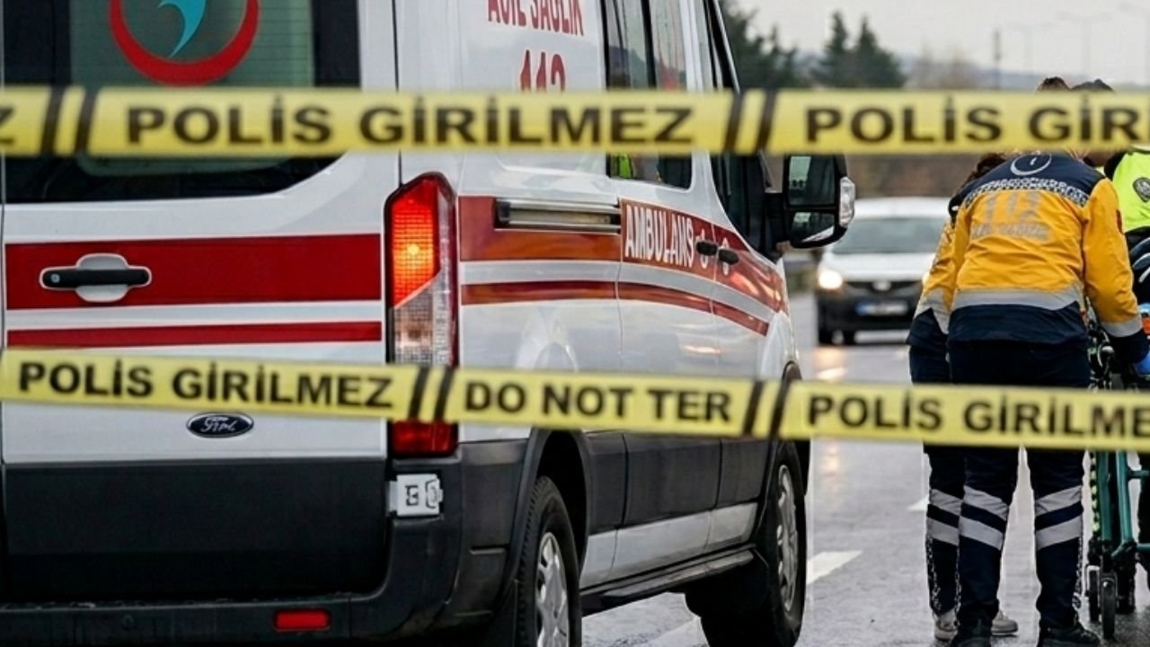 Afyonkarahisar’da Korkutan Kaza: Otomobil Refüjdeki Direğe Çarptı