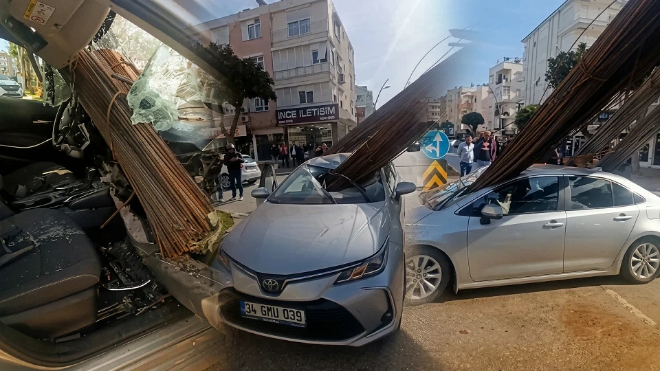 Antalya Manavgat trafik kazası: İnşaat demiri yüklü kamyon otomobile saplandı | ANTALYA HABERLERİ