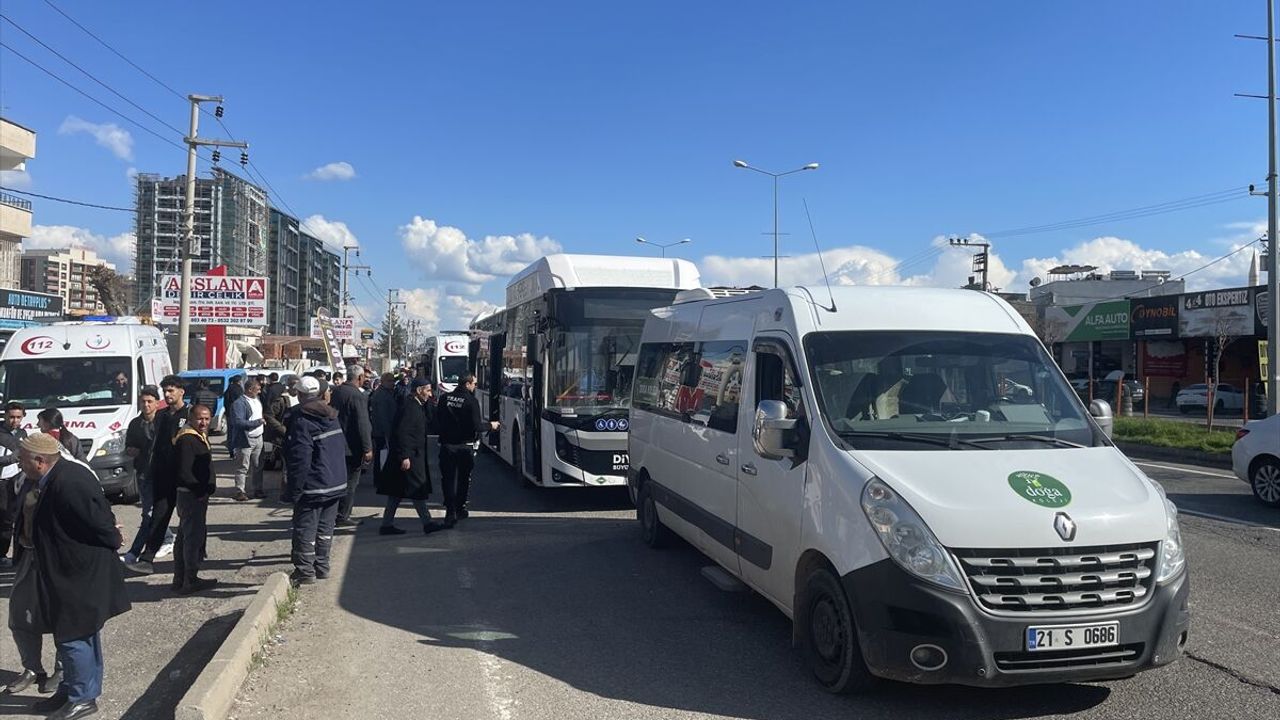 Diyarbakır'da trafik kazası: Belediye otobüsüyle servis çarpıştı, 3 yaralı
