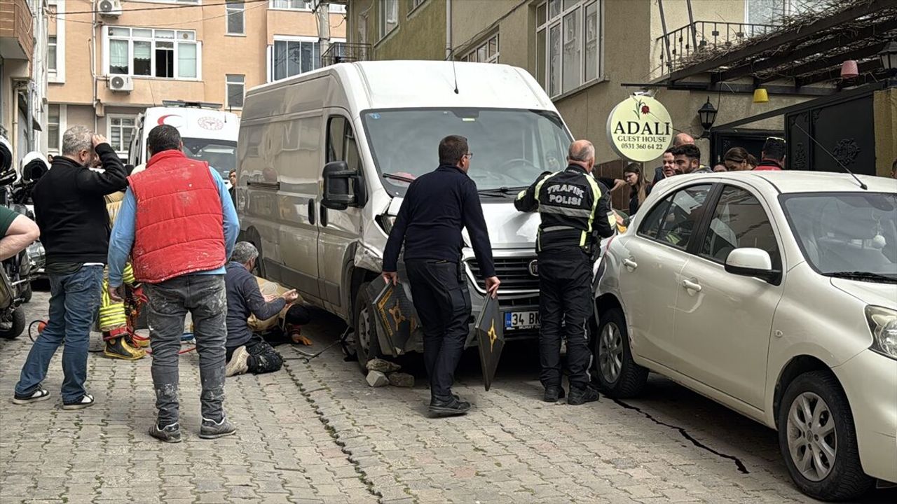 Edirne'de panelvanın yayalara çarptığı son dakika trafik kazasında 1'i ağır 2 yaralı