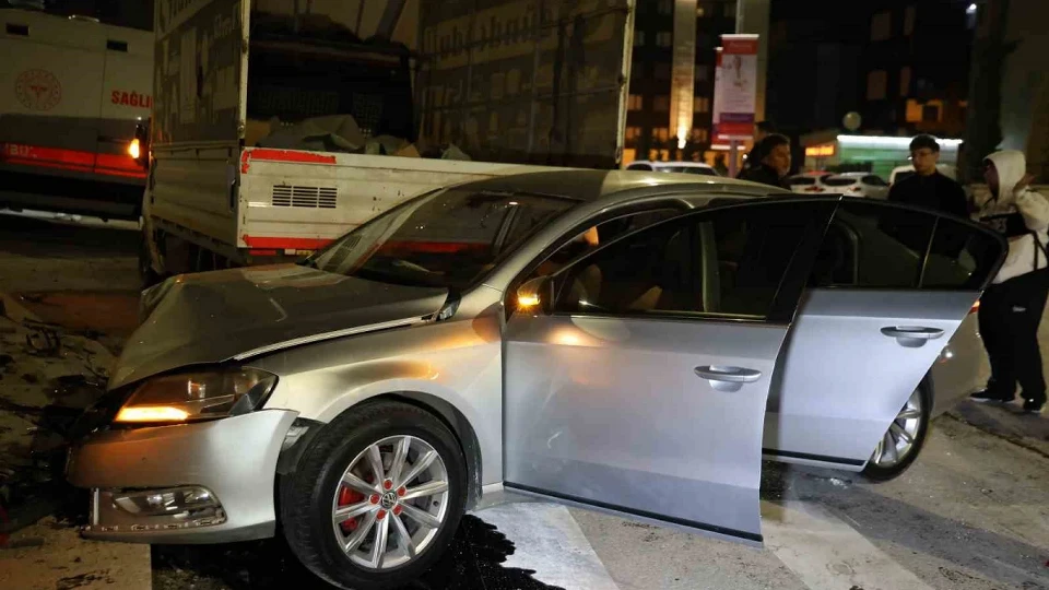 Elazığ’da feci çarpışma: Pikap ve otomobil birbirine girdi, 5 yaralı var!
