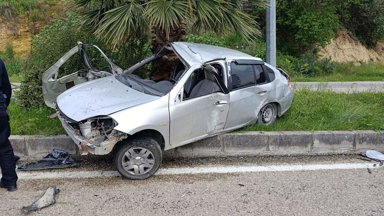 Adana'da arabanın refüjdeki ağaçlara çarptığı trafik kazasında 3 yaralı