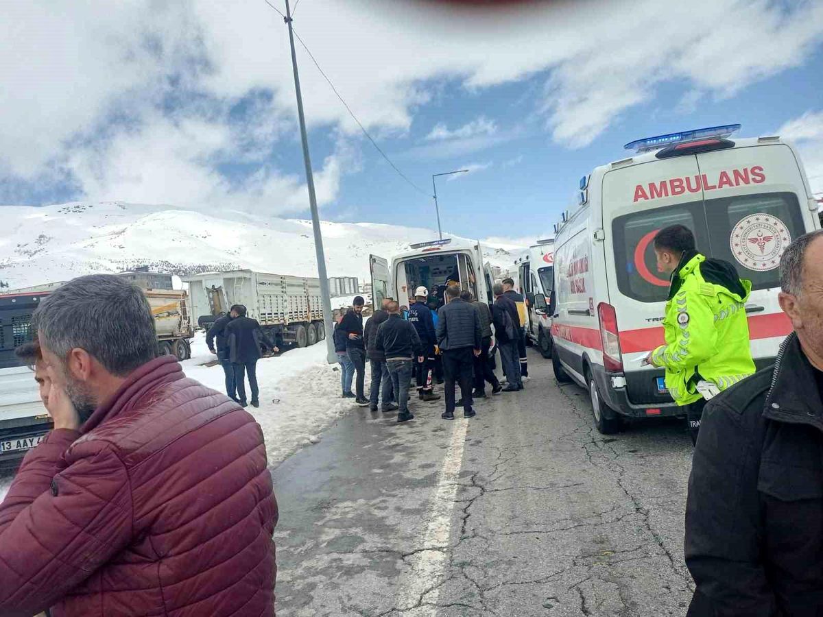 Bitlis'te İki Trafik Kazası: 12 Yaralı