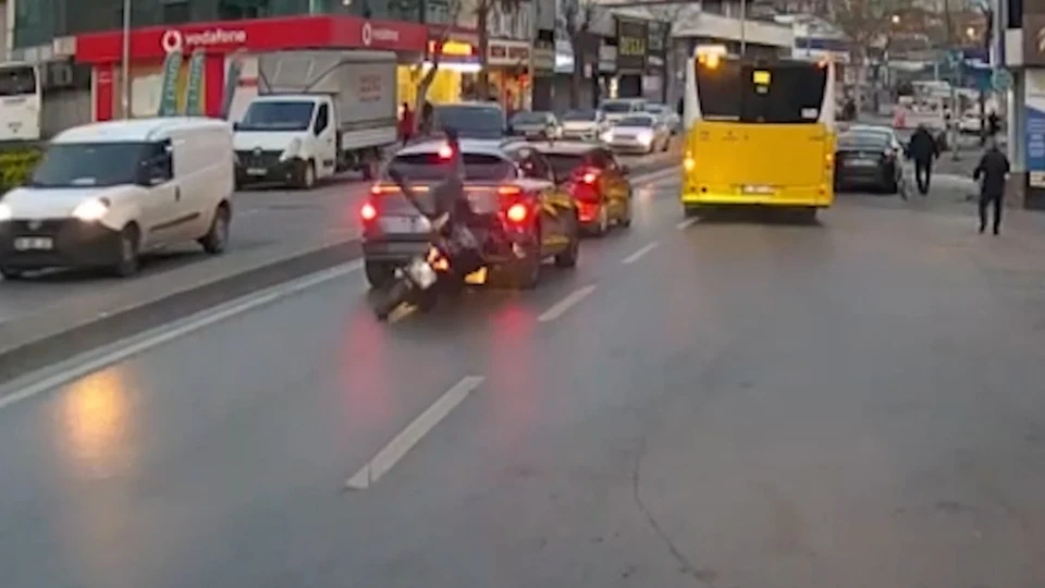 İstanbul Ümraniye'de motosiklet kazası: Çarpışma anı kamerada