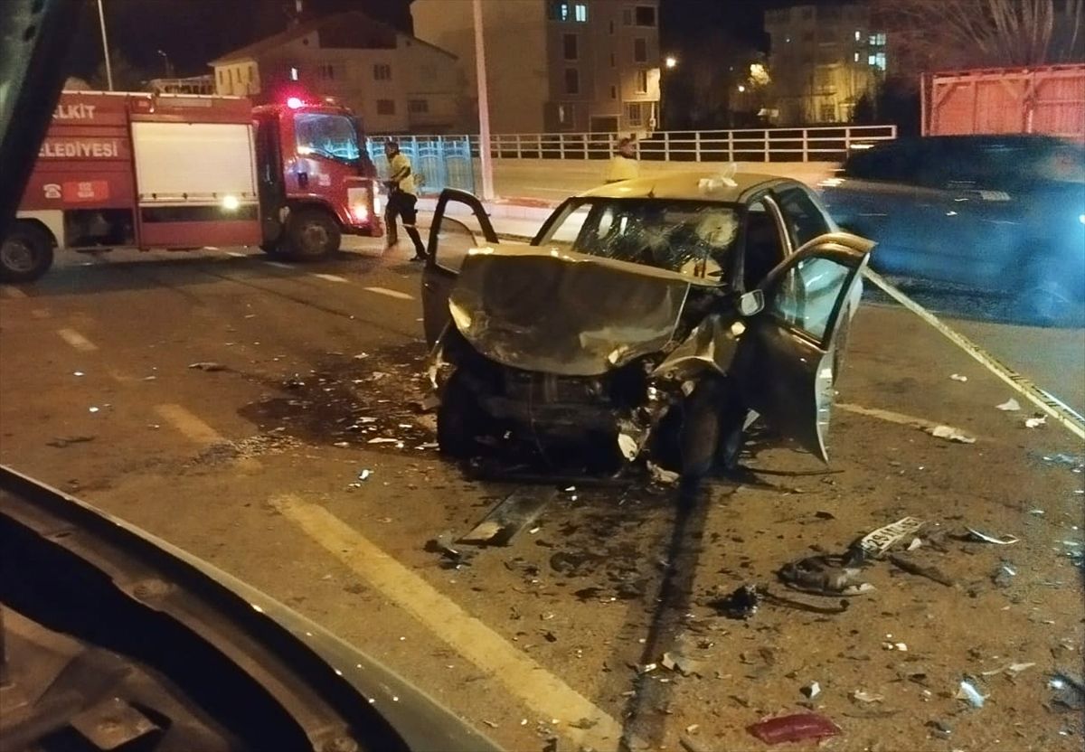 Kelkit'te Trafik Kazası: 3 Yaralı