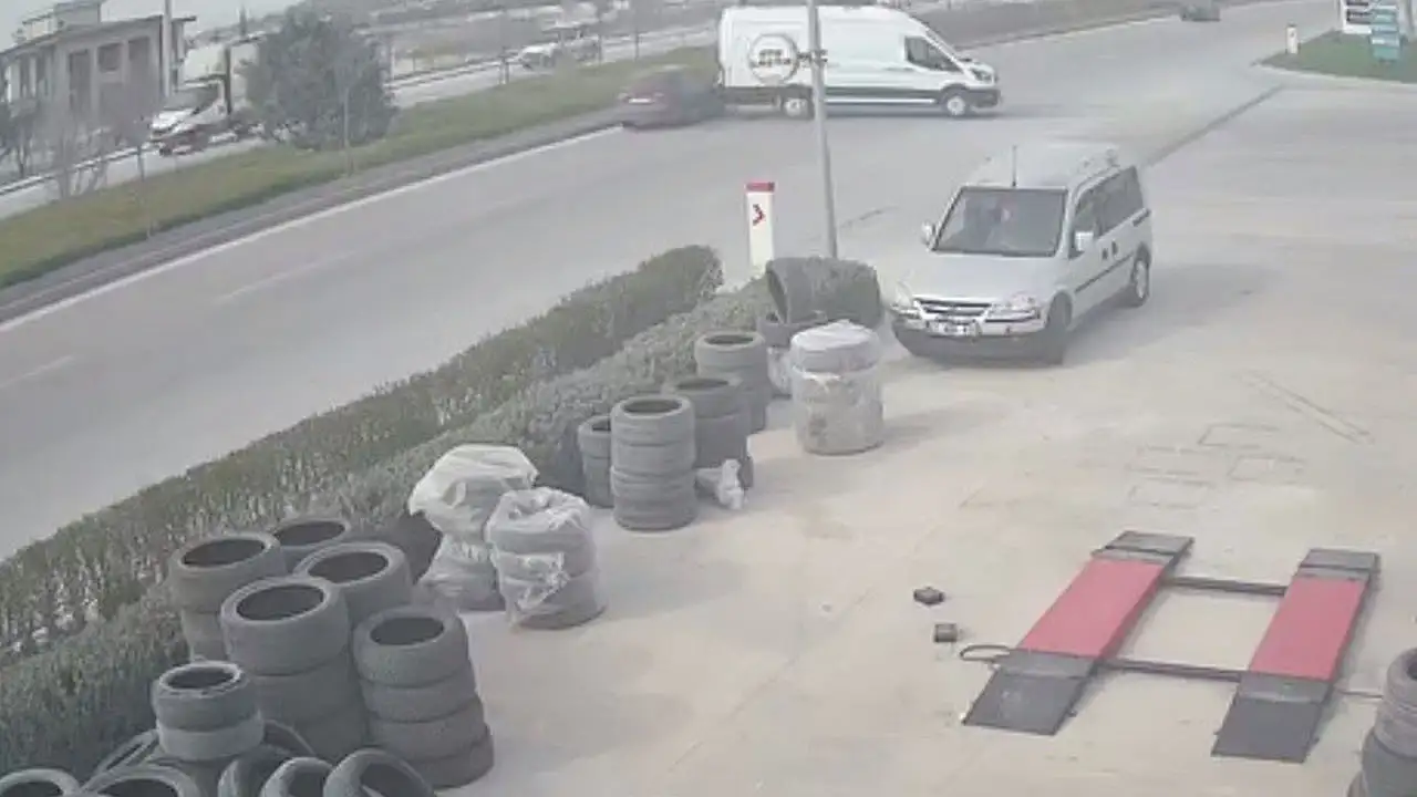 Konya'da şaşırtan kaza: Minibüs geri geri yola kaydı