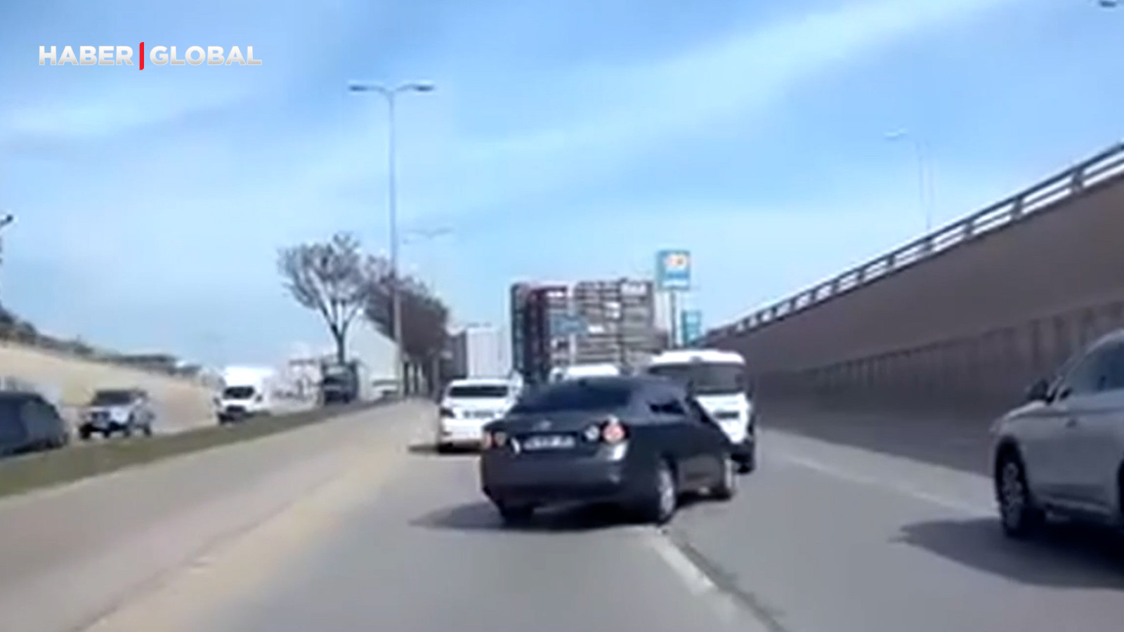 Makas atarken kazaya sebep olduğu anlar pes dedirtti