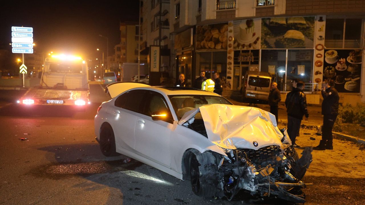 Nevşehir’de Minibüs ile Otomobil Çarpıştı: 1'i Ağır 3 Yaralı