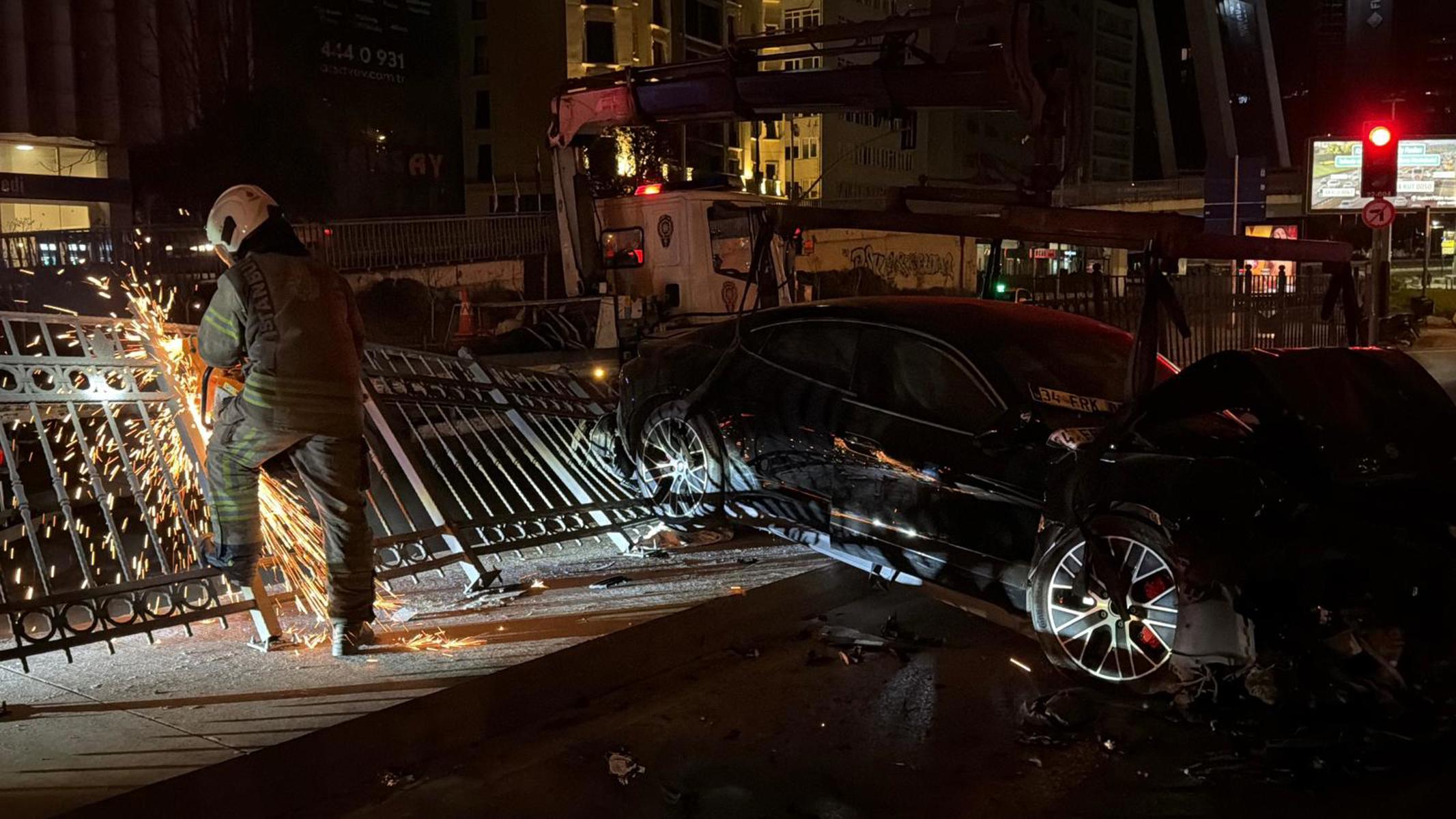 Şişli'de lüks otomobil bariyere çarptı. 3 yaralı