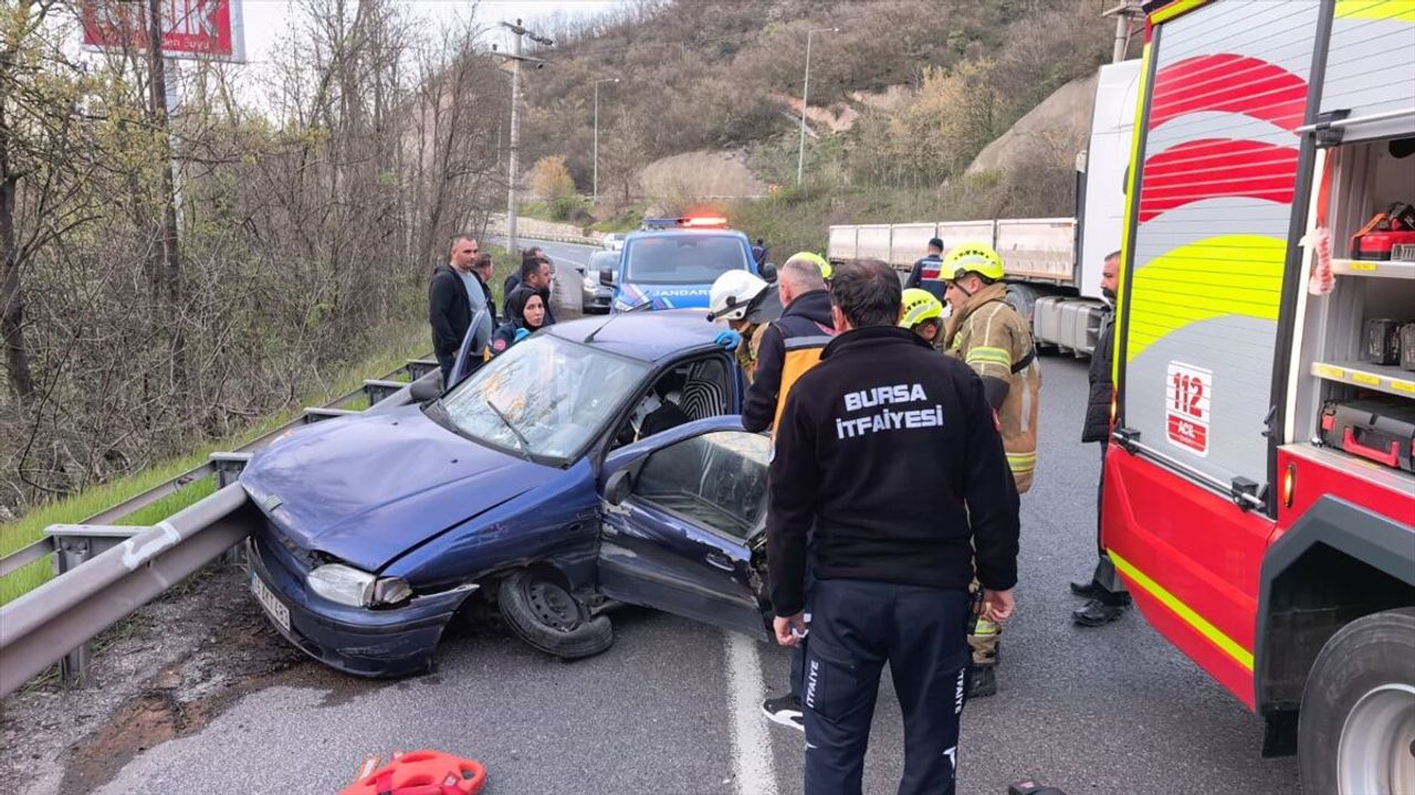 Bursa'da aracın bariyerlere çarptığı trafik kazasında 2 yaralı