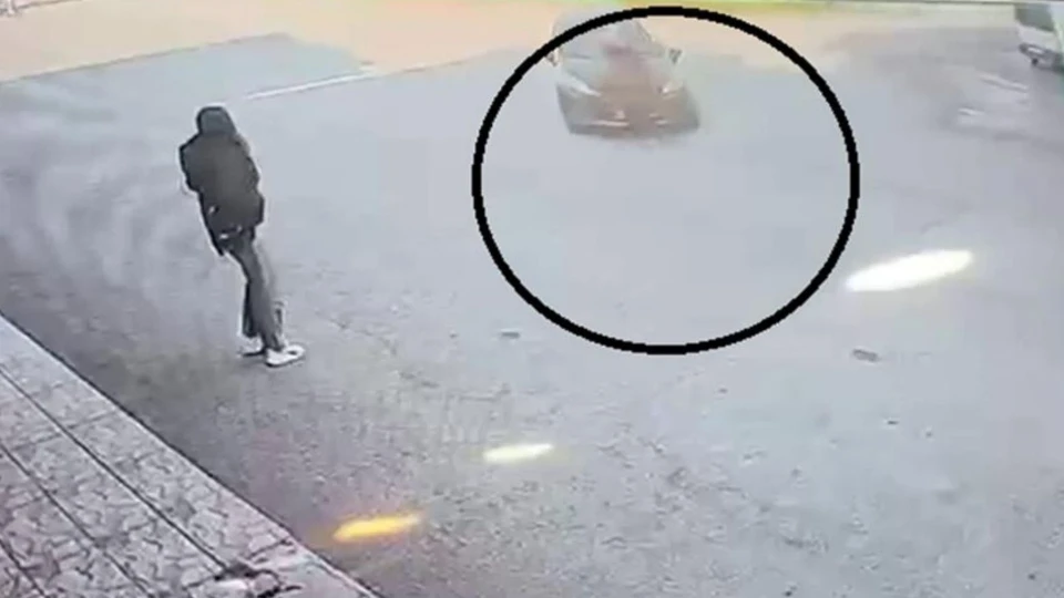 Hatay'da otomobilin yayaya çarpma anı güvenlik kamerasında | HATAY HABERLERİ